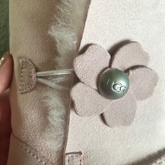 UGG Bailey Button Poppy - Picture 7 of 8